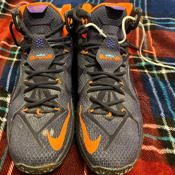 Men’s Basketball Shoes - Picture 1 of 3